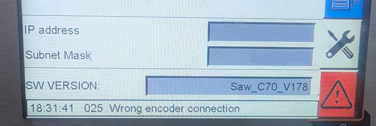 Machine HMI showing an active alarm reading 025 Wrong encoder connection, with the controller software version and network settings above it